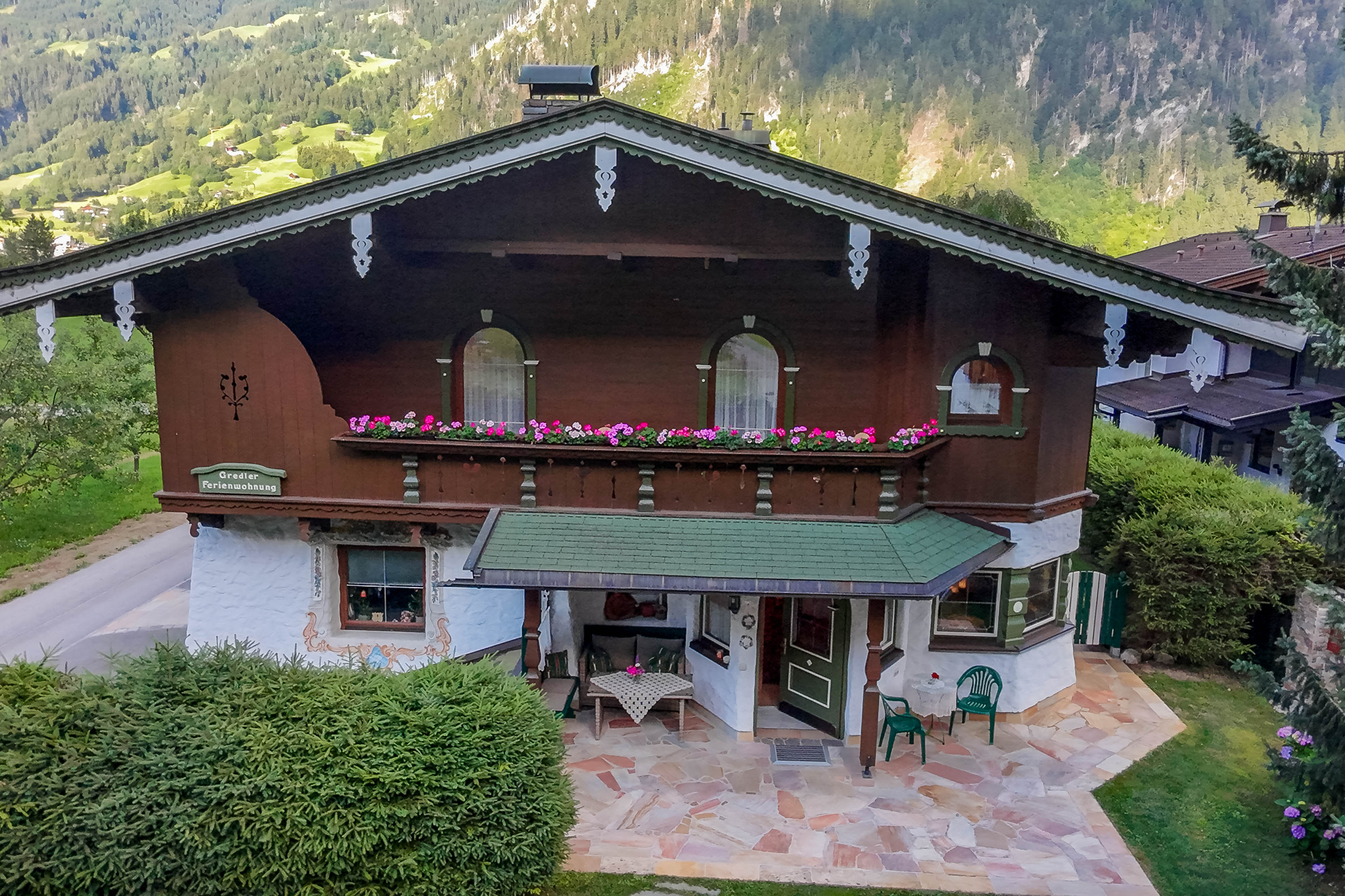 Ferienwohnung Gredler – Hausansicht im Tiroler Stil mit Terrasse